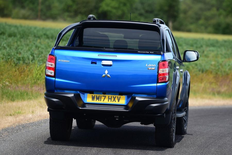  Mitsubishi L200 Barbarian SVP Double Cab 2017 года  (UK) (фото 11 из 14)